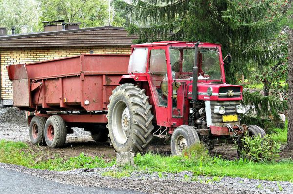 M-F 168
Palmu ohjaamoinen maatilojen yleiskone 70-luvulta ahkeroi edelleen piharakentamisessa
Avainsanat: Massey-Ferguson