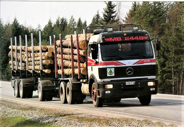 Mercedes-Benz 2448
Tämä oli sitä aikaa, kun 3-akselisella autolla vedettiin 3-akselista perävaunua. Maksimi yhdistelmän kokonaispituus oli 22 m ja kokonaismassat enintään 48 t. Ei ollut puntareita kuormaimissa ja tämäkin kuorma on varmaan harjaantunella lastaajan silmällä mitoitettu maksimiinsa, vaikka vielä ei kuorma ylety pankojen kärkiin asti. Poliisikin taisi silloin vielä tarkastaa puukuormia kehysmitalla ja taulukoilla... 
Avainsanat: Mercedes