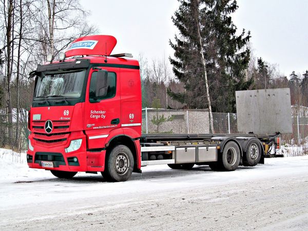 Mercedes Benz  Actros 2645
Schenker Cargo Oy
Avainsanat: Mercedes Schenker