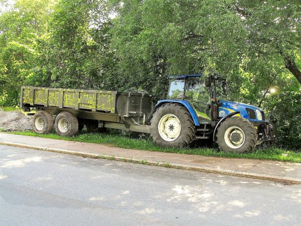 New Holland T5050
Urakoitsija jätti perjantaina pelit ja vehkeet työmaalle puiston  reunaam odottaan maanantaita.
Viikonlopun aikana oli kärryn laidat spreijattu tähän kuntoon.
Avainsanat: New Holland