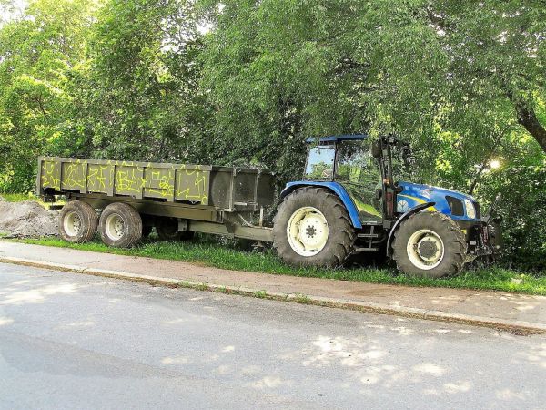 New Holland T5050
Urakoitsija jätti perjantaina pelit ja vehkeet työmaalle puiston  reunaam odottaan maanantaita.
Viikonlopun aikana oli kärryn laidat spreijattu tähän kuntoon.
Avainsanat: New Holland