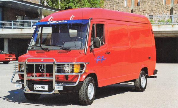 Mercedes-Benz TN 310D 
Mercedes-Benz TN 310D oli tuotannossa vuosina 1988-1995. Tämä yksilö ei ollut aikanaan tyypillinen paku vaan varsin kustomoitu karjarautoineen. Sittemminhän karjapuskuri nimitys muuttui "valoraudaksi" ja "valotelineeksi" kun  laadittiin laki,  jonka tarkoitus oli estää karja-auran käyttö tarkoituksena kaupunkinopeuksissa tapahtuvien kevyen liikenteen ja autojen välisten onnettomuuksien aiheuttamien vammojen lieventäminen tilastotasolla.
Avainsanat: Mercedes-Benz Valorauta Karjarauta Karjapuskuri