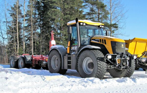 JCB Fastrack 3230 
Mika Rentin Västäräkki koukkulavaperävaunulla
Avainsanat: JCB Fastrack Koukkulavaperävaunu