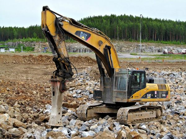 Cat 330D iskuvasaralla
Louhinta ja Maanrakennus Tuohilampi Oy Mänttä
Avainsanat: Cat Caterpillar