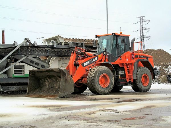 Doosan DX350
Lataamassa seulaa silloisella rantaväylän tunnelityömaalla Tampereella
Avainsanat: Doosan