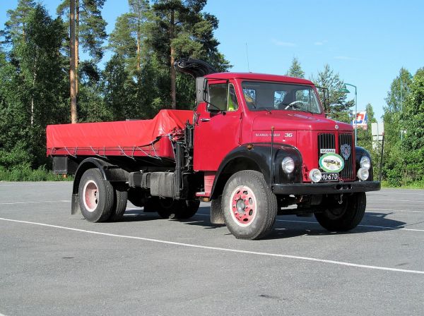 Scania-Vabis L36
Syksyllä 1964 Scania-Vabis esitteli tämän uuden jakeluajoon tarkoitetun mallin 36. Moottorivaihtoehtoja oli 2,  ahtamaton 95 hv sekä 120 hv turbodiesel. Malli 36 ehti olla tuotannossa  vuoteen 1968 asti,  jolloin Saab-Scanian fuusio muutti nimen pelkäksi Scaniaksi ja malli 36 muuttui malliksi 50.
Avainsanat: Scania-Vabis Scania