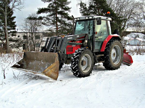 M-F 6150 + James 210
Sitä Jameksen uutta laajempaa tulemista odotellessa pitää tyytyä kuviin vanhoista ja jo olemassaolevista malleista. 
Avainsanat: Massey Ferguson James