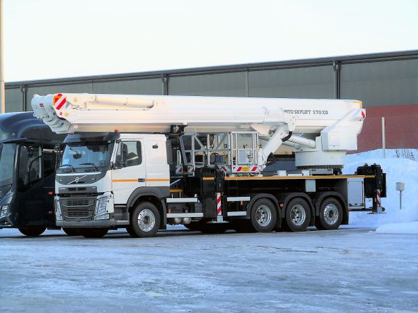 Volvo FM + Bronto Skylift S70XR
Tällä pääsee jo korkealle, sillä maksimissaan lava nousee aina 70 metriin asti.
Avainsanat: Volvo Bronto