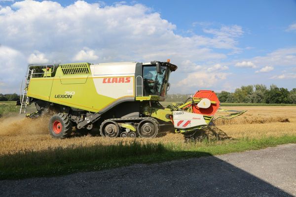 Claas TT 750 Lexion 
Näitä telapuimureita on maahamme tuotu pieniä määriä jo useampana vuonna ja käyttökokemukset ovat olleet varsin positiivisia.
Avainsanat: Claas Lexion