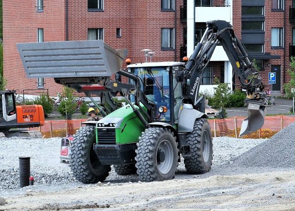 Lännen 8600 talotyömaalla
Avainsanat: Lännen