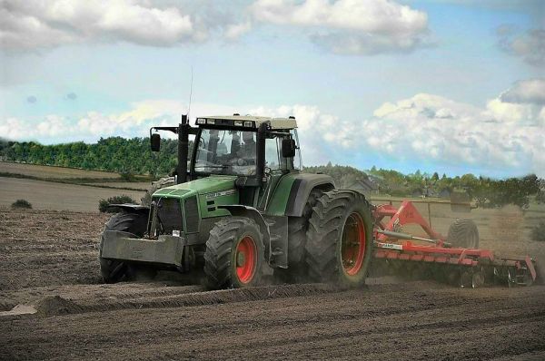 Fendt FAVORIT 926 Vario
Aikaisin käynnistyneitä kylvötöitä jarrutti välissä takatalvi. Siitä huolimatta kevätkylvöt olivat täällä Etelä-Suomessa jopa pari viikkoa edellä keskimääräisestä.
Avainsanat: Fendt FAVORIT Vario