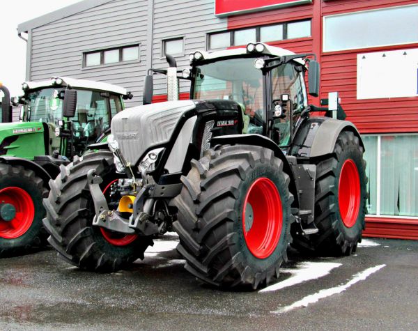 Fendt 939 Vario
Jos tämäkään ei vielä riitä ja perstaskussa on painetta, niin ainahan voi jälleenmyyjän kanssa laittaa tilauksen vetämään ja tuottaa  1000-sarjalaisen maahan. Jos toukotöille ajattelee, niin tilauksen kanssa alkais olla jo varmaan kiire.  
Avainsanat: fendt 939 vario