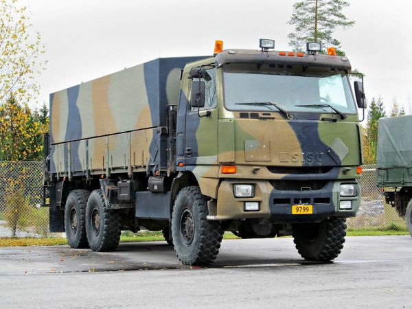 Sisu  E11 M 6x6 
SA 9799

Harvinainen "maastokäpy" Sisun omalla E11 mallin ohjaamolla ja 6x6 vetotavalla yksikköpyörin. Näitä valmistettiin muutama ennen kuin tuotantoon tuli E11 T Renault hytillä. Ainuttakaan kuvaa missään muualla en ole onnistunut tämän oman ottamani lisäksi tästä näkemään.
Avainsanat: Sisu Puolustusvoimat Armeija