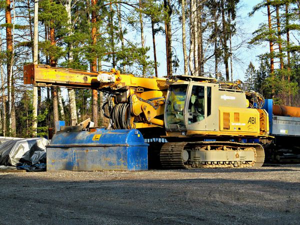 ABI paalutuskone ja polttoainesäiliö
Avainsanat: ABI Paalujuntta Juntta