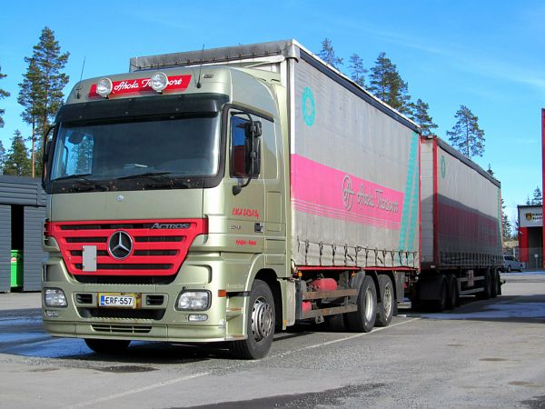 Mercedes-Benz Actros 2545
CMH Sada Oy Pyhäjärveltä Ahola Transportin ajossa
Avainsanat: Mercedes-Benz Sada Aholatransport