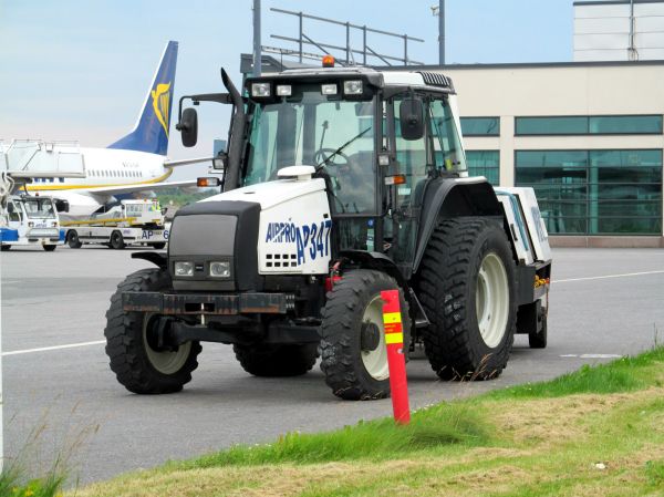 Airpron Valtra aggregaatin vetäjänä
Tampere-Pirkkalan lentosema
Avainsanat: Airpro Valtra