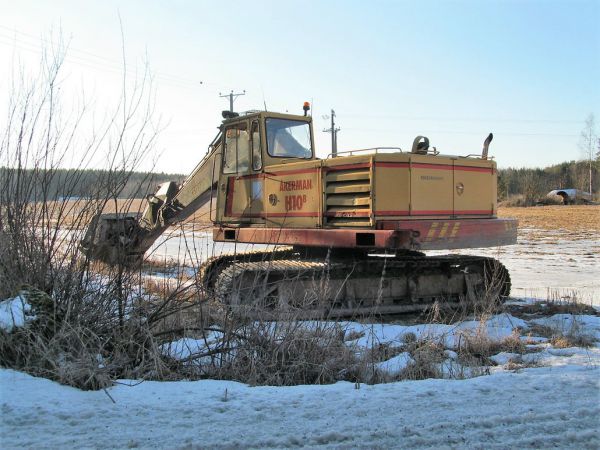 Åkerman H10B
Pellonpientareella kevättä odottelee 80-luvun kaivuri. Sarkaojien perkaukseenhan ne näitä kevyempiä telakoneita käyttävät ;>) 
Avainsanat: Åkerman