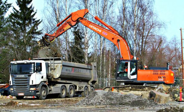 Hitachi Zaxis 350 LC ja  Scania R500
Axbella Oy
Perustuksien kaivuuta
Avainsanat: Scania Hitachi