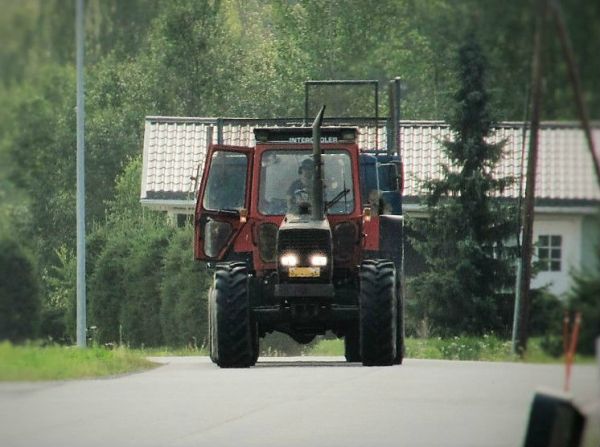 Volvo BM Valmet 2005
Mikä on palkollisen rehua ohjastella hakemaan, kun Peltorit pauhaa korvilla ja kaappariovi ahmii patopaineella viilennystä koppiin. Toiminnassa on siis sekä Intercooler että Interiörcooler...
Avainsanat: Volvo BM Valmet