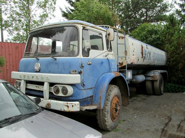 Bedford KM
Osuuskaupan entinen säiliöauto ajalta, jolloin S-ryhmän toiminnan pääpaino oli vielä maaseudun varassa. Lienee tämäkin yksilö monen tilan päärakennukselta säiliön täytettyään peruutellut vielä talon kuivurillekin tippaa viemään...

 Autoon on kantavuuden lisäämiseksi Suomessa asennettu kolmas akseli  eli ns. köyhän miehen teli. Meillä yleisestä Pekun TM -mallista poiketen näissä järeimmissä Km -malleissa oli jo ohjaustehostin ja täyspaineilmajarrut . Moottorina oli Bedfordin suora kuutonen, josta vapaasti hengittävänä irtosi kaikki 136 hv ja turboahdettuna 145 hv. Vaihteisto 5-nopeuksinen ja tilauksesta taka-akseliksi sai sähköisesti ohjatun 2-nopeuksisen Eatonin eli "tuplaperän".

Avainsanat: Bedford