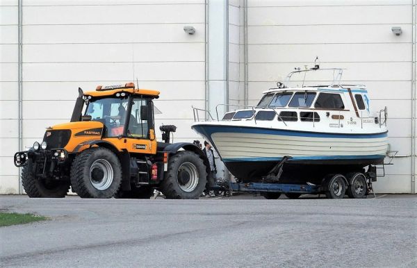 JCB Fastrack 3220 
Boatmoven västäräkki venettä noutamassa
Avainsanat: JCB Fastrack Boatmove