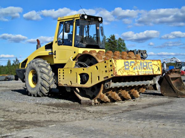 Bomag 219 PDH
Tiivistäjä muhkuraisemmalla valssilla
Avainsanat: Bomag Täryjyrä