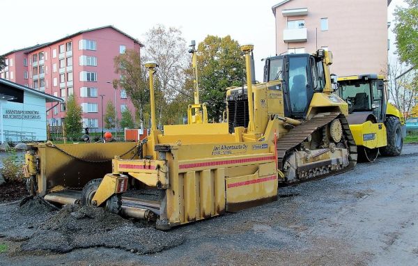 CAT D6 ja Dynapack
Jari Alhontausta Oy tekee mm. rakennekerroksia ja asfalttipohjia isoille kentille ja tiehankkeille. Puskukone on varustettu Trimblen 3D-koneohjausjärjestelmällä ja puskulaatikossa olevien tolppien päissä sijaitsevat järjestelmän GNSS-antennit.

Avainsanat: Caterpillar Dynapack