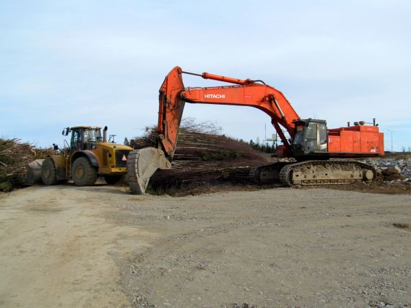 Hitachi Zaxis 870
Hyöhensarjalaiset vierekkäin. Catti on ajettu poikittain tientukkeeksi pyhien ajaksi. Hitachi on entinen Mäkitalon kone Huittisista. 
Avainsanat: Cat Hitachi