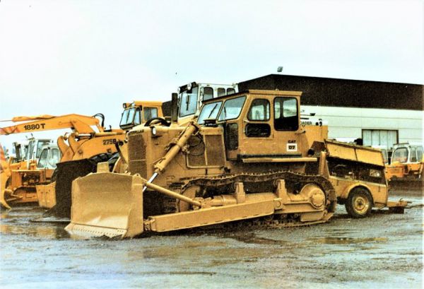 Caterpillar D7
Rotatorin vaihtokoneiden myyntivarastoa yhtiön Tampereen toimipisteen pihamaalla Lakalaivassa 1980-luvun alussa. Catin takana1-akselinen kompressoriperävunu ja etäämmällä valkohyttisiä JCB traktorikaivureita. Catin oikealla puolella pilkistää International Payloader kuormaajan ohjaamoa ja kauempana International merkkisiä telapuskutraktoreita
Avainsanat: Caterpillar