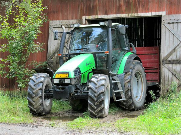 Deuz-Fahr 110 Agrotron
Jokaisessa viljelijässä on pakko asua sisällä pieni rekkakuski, vai miten muuten on selitettävissä, että ne saa tungettua nämä niveltyvät vehkeensä tällaisiin ahtaisiin väleihin
Avainsanat: Deuz-Fahr Agrotron