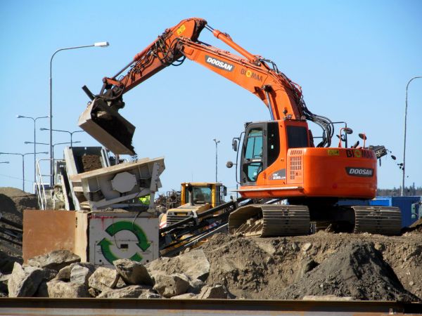 Doosan DX 235 LCR
Biomaan Doosan kauhomassa tavaraa seulaan
Avainsanat: Doosan Biomaa Santalahti Tunnelityömaa Rantaväylä