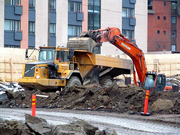 Volvo dumpperi lastauksessa
Doosan kuormaa Volvon dumpperia Rantaväylän tunnelityömaalla Santalahdessa
Avainsanat: Volvo Doosan Rantaväylä Tunnelityömaa Santalahti Tampere