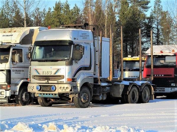 Sisu E12 480
Virtasen Lähikuljetus oy
        Heinola

Tänne nahkurin orsille ajautunut Virtasen ex Sisu on aikoinaan tilattu korotetulla ohjaamolla, jonka käytännöllisyys puunajossa on nähtävissä osumaa saaneiden kohtien lommoina 
Avainsanat: Sisu