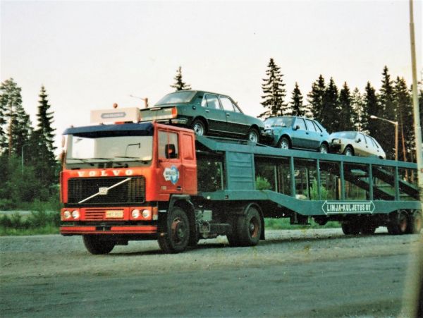 Volvo F10
Linja-Kuljetus Oy
    Tampere

Muutama uusi auto näyttää jääneen vielä lavalle yöksi seuraavana aamuna piirimyyjälle toimitettavaksi. Kuva on vuosikymmenten takaa, mutta tunnistatko vielä lauteilla olevien autojen merkit
Avainsanat: Volvo