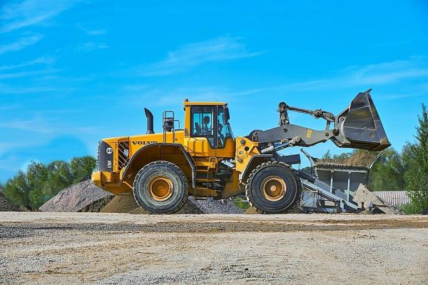 Volvo F150L
Tämän kokoluokan kuormaajat alkavat olla jo aika massiivisia
Avainsanat: volvo