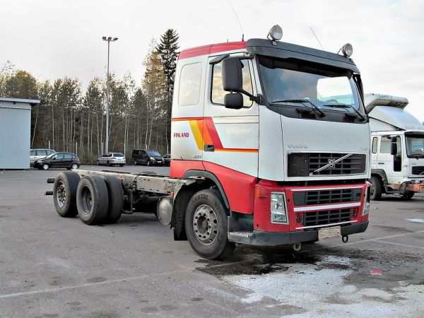 Volvo FH12 420
Vaihtoon tullut alusta on riisuttu kaikista päällirakenteista aina parlokkeja myöten. Alla olevat slicksit tarjoavat varmaan vertaansa vailla olevan pidon kuivalla kelillä, mutta tieliikenteeseen noilla silestoneilla ei voi enään lähteä. Imeytysaine nokan alla vienosti vihjaa, että uuden omistajan on syytä varautua remonttiin myös konehuoneessa ennen käyttöönottoa. 
Avainsanat: Volvo