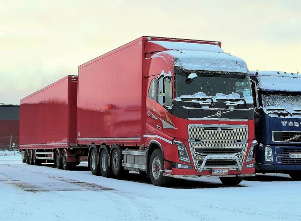 Volvo FH
Pakasta reväisty Volvo, vasta käyttöönoton  valmistelun kilometrit takana.
Avainsanat: Volvo FH