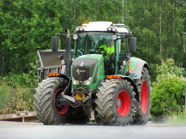 Fendt 828 Vario
Kesällistä maansiirtoa
Avainsanat: Fendt