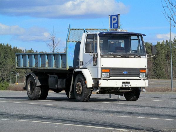 Ford Cargo vaihtolavalaittein
Ford Cargoa alettiin valmistaa v.1981 korvaamaan tuotannosta poistunutta Fordin D-sarjaa (Custom Cab),  joka oli aikoinaan edullisuutensa vuoksi varsin myyty kuorma-auto Suomessa.
Avainsanat: Ford Cargo