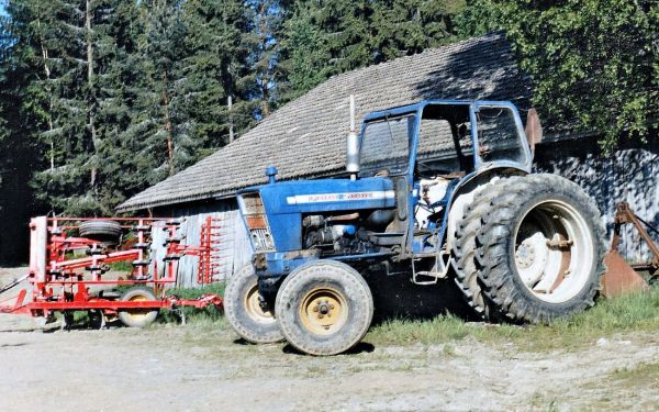 Ford 5000
Isäntälinjan meininki kevättöihin valmistautumisessa. Tälläkin teholuokalla on takavuosina monen talon työt tulleet tehdyiksi.
Avainsanat: Ford