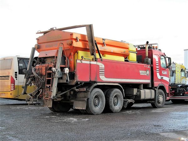 Volvo FH
Autoyhtymä Haavisto
       Kuru

Autoyhtymä Haaviston tienhoitoauto, jossa Rasco-sirotin mallia Solid CL 9.0. Suolausmateriaalit kulkevat kuiva-ainesäiliössä ja multiliuos omassa säiliössään pohjavesialueilla käytettäväksi. Rasco d.o.o. on kroatialainen valmistaja, jota suomessa edustaa Pajakulma 
Avainsanat: Volvo Rasco Tienhoitoauto