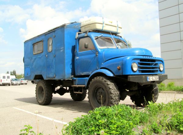 Miehet jotka ajelevat omia polkujaan...
Marketin pihassa kuvattu Hollantilainen matkailuauto. Hanomag näyttää olevan merkiltään. 
Avainsanat: Hanomag