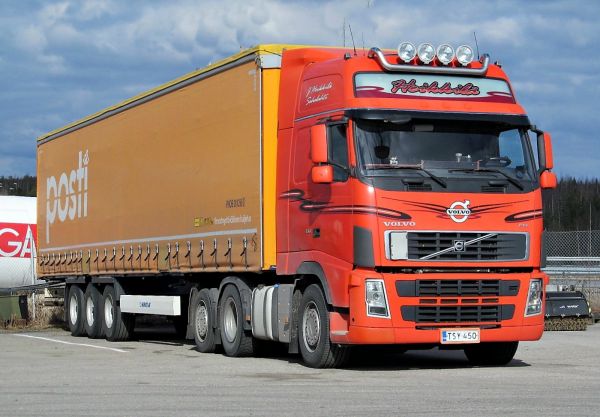 Volvo FH
Heikkilä
Sahalahti

Heikkilän teipattu veturi Postin kärryllä
Avainsanat: Volvo Heikkilä