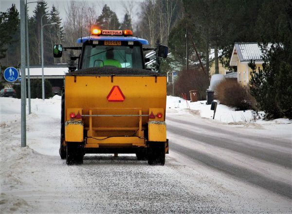 Hiekkaa hiekkaa
Tienhoidossa teemana helmikuulle tultaessa on ainakin Pirkanmaalla sääolosuhteiden vuoksi ollut paremminkin hiekotus kuin auraus 
Avainsanat: Tienhoito