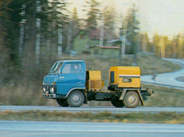 Toyota Dyna ja Hydor kompressori
Tämä heittolaukauksena kuvattu Dyna on kompressoriauto 80-luvulta. Korpivaara valmisti Hydor merkkisiä kompressoreja ja alkoi asentaa niitä maahantuomiinsa Toyota merkkisiin kulkineisiin korvaamaan perinteisiä traktoreihin kiinnitettyjä versioita. Näitä sai näin Dynan alustalla sekä nelivetoisen BJ:n alustalla. Kompressorina oli muistaakseni K13. Sittemminhän aika on ajanut näistä kevyistä yksiköistä ohi. 
Avainsanat: Toyota Hydor