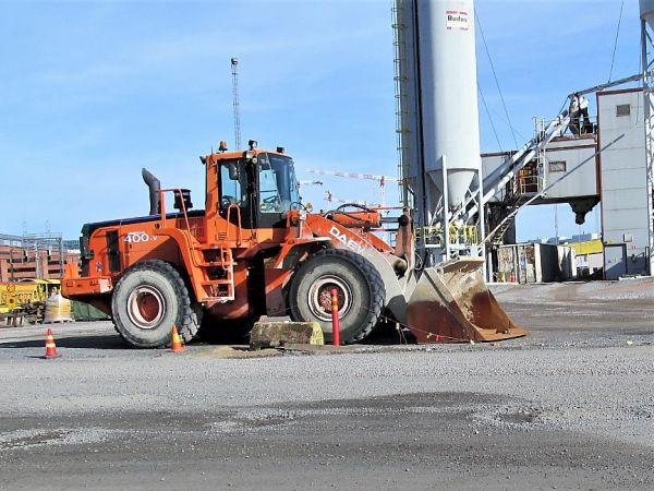 Daewoo 400
Kuormaaja Ruduksen uuden betonimylläämön pihassa Tampereella
Avainsanat: Rudus Daewoo