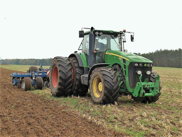 John Deere 8330
IMuokkaaja kivenkauloja kiertelemässä
Avainsanat: John Deere