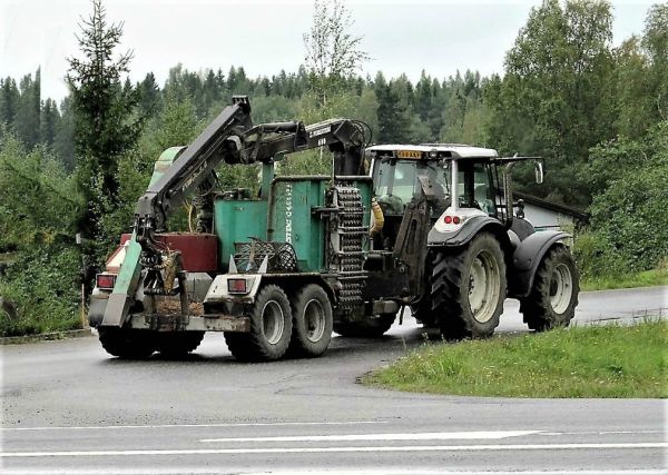 Urakoitsija siirtämässä hakkuria
Keslan Forester C 4560 LF -hakkuri. Hakkuria pyöritetään T -sarjan Valtralla.
Avainsanat: Kesla Valtra