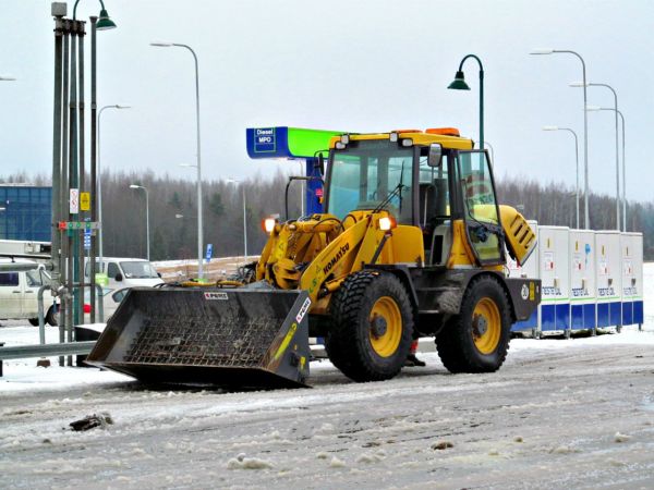 Komatsu
Komatsu Pomen hiekotuskauhalla
