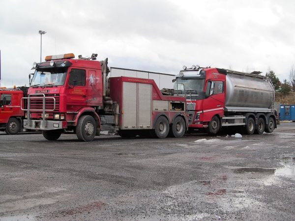 Scania hinausauto
Kosken Autokeskus Oy

Kuljettaja on irrottamassa korjaamollle tuomaansa kolarissa vaurioitunutta Volvo FH säiliöautoa hinauksesta
Avainsanat: Volvo Scania KoskenAutokeskus